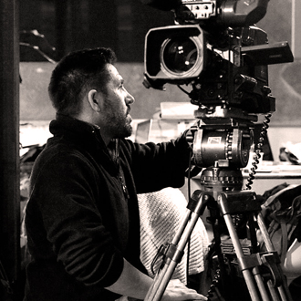Arnaud Maniable, assistant réalisateur sur le tournage d'un pilote TV.
