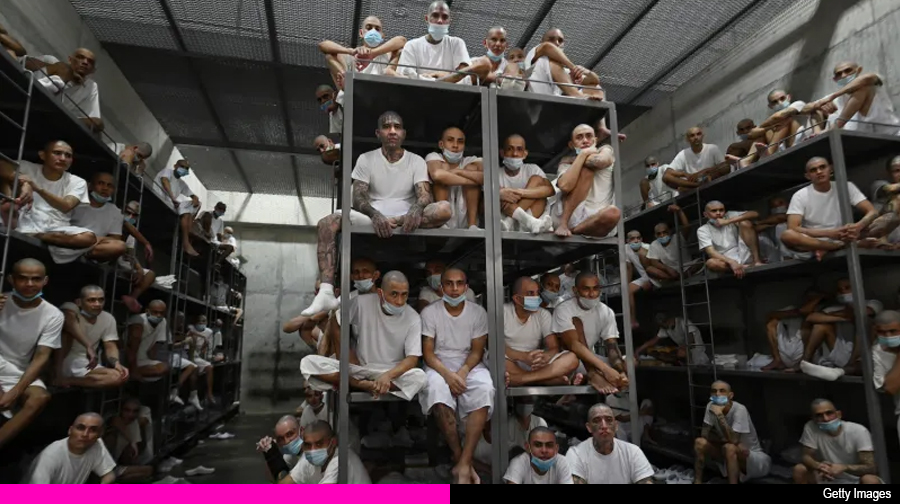 Détenus assis dans une cellule d’un centre de détention de Tecoluca, au Salvador.
